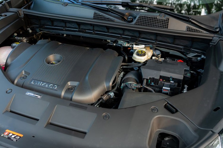 Khung gầm CMA thế hệ mới, thân xe chế tạo từ thép cường lực chiếm 73,2% cùng thép dập nóng siêu cứng 1.600 MPa, đáp ứng các tiêu chuẩn an toàn 5 sao nghiêm ngặt nhất của châu Âu, bảo vệ toàn diện cho mọi hành khách.