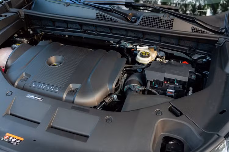 Khung gầm CMA thế hệ mới, thân xe chế tạo từ thép cường lực chiếm 73,2% cùng thép dập nóng siêu cứng 1.600 MPa, đáp ứng các tiêu chuẩn an toàn 5 sao nghiêm ngặt nhất của châu Âu, bảo vệ toàn diện cho mọi hành khách.