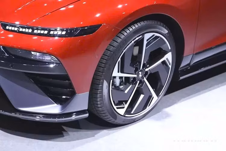 Thêm vào đó là cản sau tinh giản, đèn lùi và đèn sương mù đặt ngang thay vì dọc. Hệ số cản gió vẫn giữ ở mức 0,21 Cd, tốt nhất trong tập đoàn Hyundai. Tapi cửa được bọc bằng vật liệu mềm mại hơn trong khi vô lăng 3 chấu mới thay cho loại 2 chấu cũ.