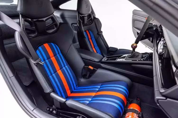 RR1 750 sử dụng động cơ 3.8 lít tăng áp kép sáu xi-lanh phẳng, hộp số PDK và tùy chọn dẫn động bốn bánh toàn thời gian, rút ngắn thời gian tăng tốc xuống còn 2,0 giây. Cả hai đều được trang bị phanh Brembo GT-S, bánh xe so le rộng và thân xe hoàn toàn bằng sợi carbon giúp giảm trọng lượng.