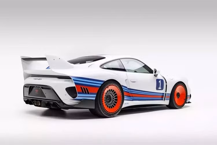 Bộ làm mát trung gian và bộ tản nhiệt phụ được nâng cấp trên các xe tùy chọn giúp xử lý việc làm mát, đảm bảo động cơ 6 xi-lanh phẳng tăng áp kép luôn đạt hiệu suất tối đa ngay cả trong các buổi đua. Cửa sổ polycarbonate nhẹ có thể giúp giảm trọng lượng đáng kể cho những người theo đuổi tốc độ.