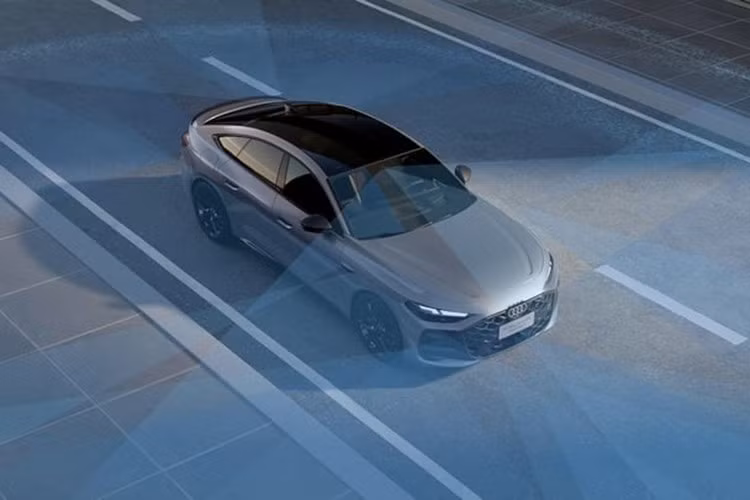 Tại thị trường Trung Quốc, Audi A5L Sportback có 6 tùy chọn cấu hình. Ngay trong đêm ra mắt, xe đã được 9.800 người đặt mua. Trong đó, gần 30% người mua đã chọn các phiên bản tích hợp công nghệ lái thông minh Qiankun của Huawei. Xe có giá khởi điểm từ 259.900 Nhân dân tệ (khoảng 909 triệu đồng).