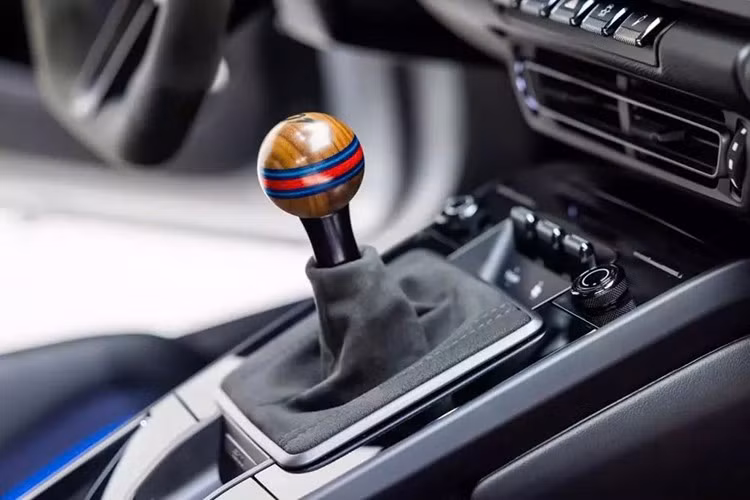 Kích thước bánh xe được bố trí so le với 20 inch ở phía trước và 21 inch ở phía sau, được bọc trong lốp hiệu suất cao cho độ bám đường tối đa.