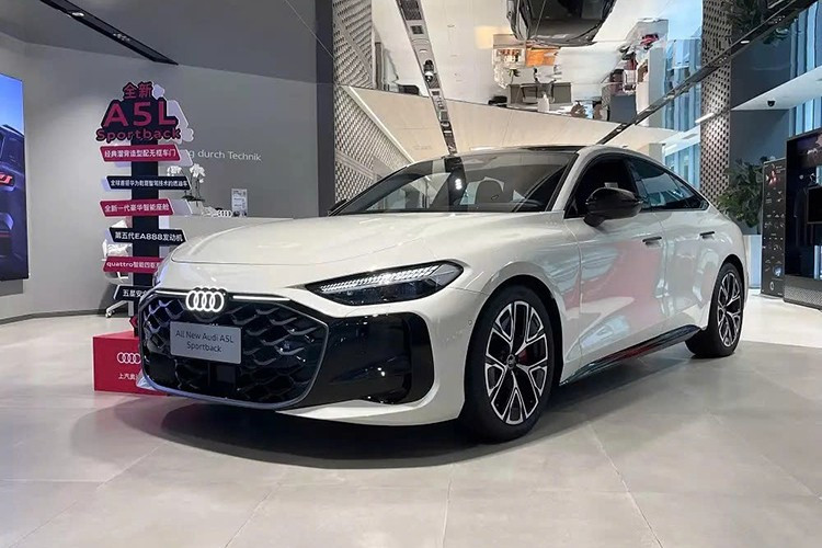 Mới đây, hãng Audi đã chính thức tung ra dòng xe A5L Sportback 2025 mới ở thị trường Trung Quốc. Đây là sản phẩm do liên doanh SAIC-Audi sản xuất và dành riêng cho thị trường tỷ dân này.