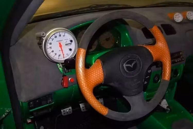 Với tên gọi chính thức là Ballistic Unlimited MazdaSpeed TranSport, nó được chế tạo để trưng bày tại triển lãm SEMA 2005 ở Las Vegas. Hai thập kỷ sau, nó lại xuất hiện trở lại trên mạng để tìm kiếm chủ sở hữu mới. Pro Design HotRods đã đảm nhiệm việc độ xe, biến chiếc wagon năm cửa thành xe bán tải hai cửa có thùng xe.