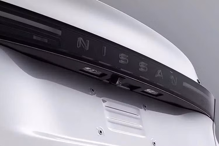 Phía sau, xe được trang bị cụm đèn hậu LED chạy ngang tối màu cùng dòng chữ Nissan phát sáng ở giữa, một lần nữa gợi nhớ đến N6 và N7. Nắp cốp và cản sau được tinh giản thiết kế trong khi ống xả đã bị ẩn đi, mang đến vẻ gọn gàng khi nhìn từ phía sau.