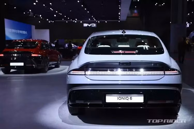 Bản Long Range RWD sở hữu mô-tơ điện mạnh 228 mã lực/350 Nm. Con số tương ứng của bản cao cấp dẫn động bốn bánh AWD 325 mã lực và 605 Nm.