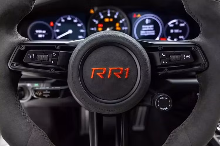 Các tùy chọn trông như một danh sách những món đồ tuyệt vời nhất dành cho những người đam mê hiệu suất và phong cách, lò xo trụ Ohlins Motorsport, ốp mâm xe carbon turbo-fan.