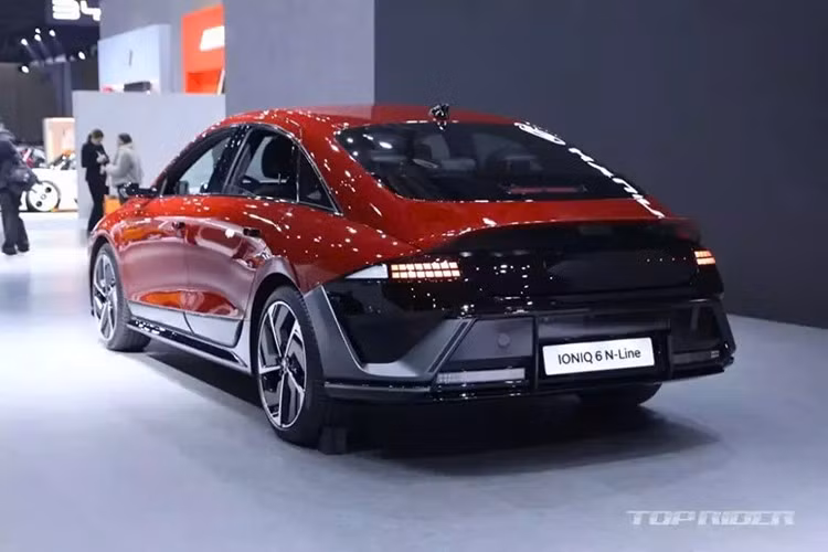 Tính năng trợ lý giọng nói AI và hệ thống định vị ccNS nâng cấp, hứa hẹn bổ sung Apple CarPlay/Android Auto không dây cũng được trang bị cho xe. Tính năng mở khóa tự động khi đến gần nay có thêm khóa tự động khi rời đi... Với bản N Line, xe sẽ dùng vô lăng thể thao hình tròn đặc trưng với nút chọn chế độ lái màu đỏ và bàn đạp kim loại.