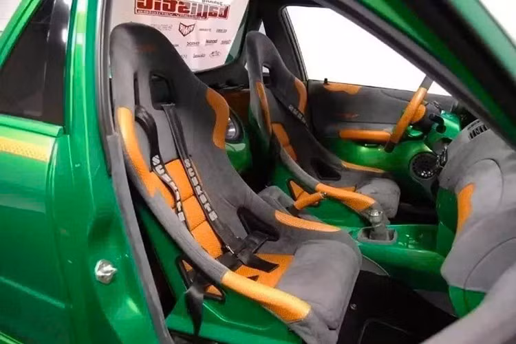 Dưới nắp capo và nắp động cơ carbon là phiên bản cải tiến của động cơ bốn xi-lanh 2.0 lít của Mazda. Các nâng cấp bao gồm bộ tăng áp mới, bộ tản nhiệt tùy chỉnh, bộ làm mát trung gian, ống xả và hệ thống nitơ oxit chiếm phần lớn không gian trống ở thùng sau.