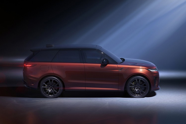 Gói Ngoại thất Sợi Carbon Rèn tiêu chuẩn mang đến các chi tiết sợi carbon kín đáo, bao quanh hệ thống 4 ống xả chủ động, trong khi lớp hoàn thiện Twill Carbon với hoa văn dệt chéo đặc trưng và nắp capo sợi carbon lộ thiên cũng có sẵn như tùy chọn dành cho các khách hàng yêu thích sự khác biệt.