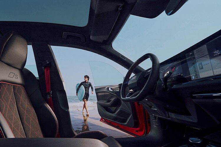 Ngoài hệ thống ADAS của Huawei, mẫu xe sang kéo dài này còn có những trang bị tiện nghi nổi bật như ghế trước chỉnh điện đa hướng, có chức năng sưởi, thông gió và massage. Trần xe được trang bị cửa sổ trời toàn cảnh có thể điều chỉnh độ sáng bằng công nghệ PDLC.