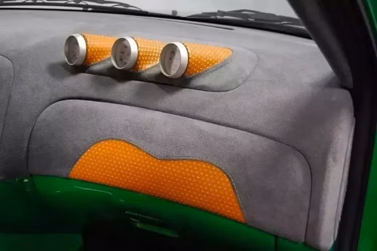 Nội thất mang đậm phong cách độ xe đỉnh cao của những năm 2000 với lớp bọc tùy chỉnh kết hợp da lộn màu xám với da đục lỗ màu cam. Xe còn được trang bị tấm ốp cửa bằng sợi thủy tinh cùng màu thân xe, hệ thống âm thanh Clarion, bộ gầu đua Cobra Imola và đồng hồ đo phụ tùng trên bảng điều khiển.