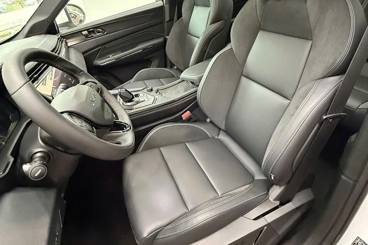 Lynk &amp; Co 01 Hyper tiếp tục khẳng định vị thế trong phân khúc về trang bị an toàn với 15 tính năng hỗ trợ lái ADAS, nổi bật với hỗ trợ lái xe khi ùn tắc, ga tự động với tính năng xếp hàng, hỗ trợ giữ làn đường, hệ thống Camera 360 độ xung quanh xe, kiểm soát phanh khi vào cua.