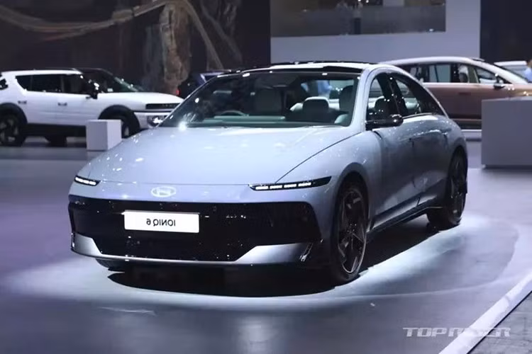 Hyundai vừa ra mắt mẫu xe sedan điện Ioniq 6 phiên bản nâng cấp giữa vòng đời tại thị trường quê nhà Hàn Quốc. Trước đó, xe đã được hãng hé lộ thông tin và hình ảnh vào hồi tháng 4 năm nay.