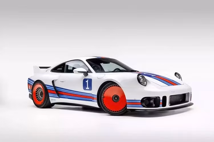 Porsche 935 có thể là một trong số những giấc mơ của các đứa trẻ đam mê tốc độ 7x, 8x, nhưng nó nhanh chóng tan biến khi họ trưởng thành, thay vào đó là giấc mơ khác sở hữu thân xe sợi carbon, công suất lên đến 750 mã lực và khả năng tăng tốc từ 0-60 dặm/giờ trong 2 giây.