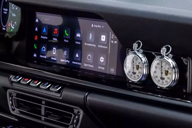 Nội thất đặt làm riêng, màu sơn tùy chỉnh, khung chống lật, thậm chí cả mũ bảo hiểm đua đồng bộ. Tất cả đều được gắn liền mạch vào bộ khung Porsche dòng 992 bên dưới, dù là khung gầm Carrera hay khung gầm Turbo S.