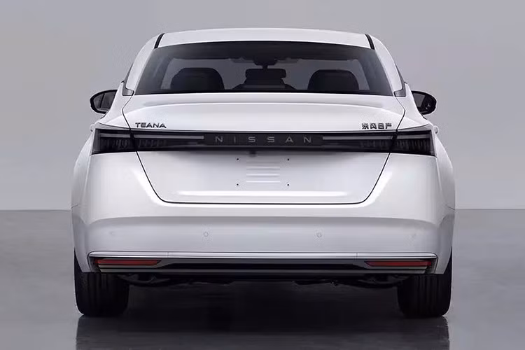 Qua đó, có thể thấy xe lấy cảm hứng thiết kế từ các mẫu sedan điện hóa mới của hãng. Thay đổi dễ nhận thấy nhất nằm ở phía trước. Tại đây, xe được thiết kế lại với cụm đèn pha LED tối màu hơn, kết hợp cùng lưới tản nhiệt rộng hơn, tích hợp dải đèn chạy ban ngày mới và họa tiết tinh tế hơn.