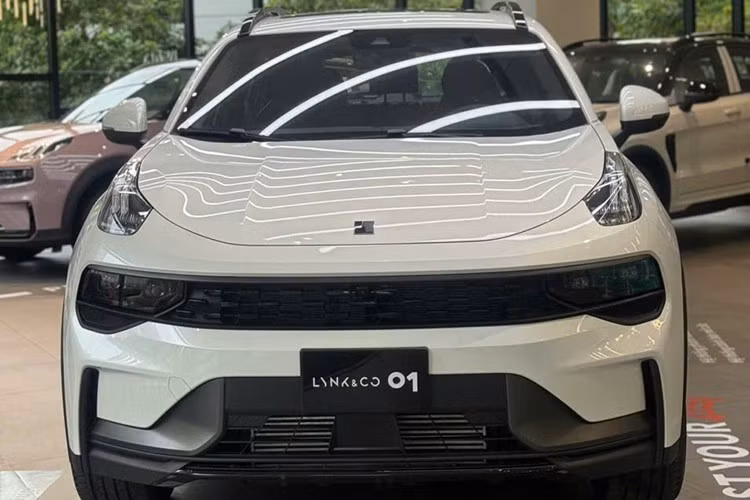 Với mức giá hơn 900 triệu, Lynk &amp; Co 01 Hyper vẫn cao hơn so với các mẫu SUV phổ thông hạng C đắt khách tại Việt Nam như Mazda CX-5 (từ 749 triệu đồng), Ford Territory (từ 759 triệu đồng) hay Hyundai Tucson (từ 825 triệu đồng).