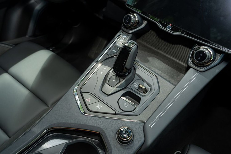 Cung cấp sức mạnh cho Lynk &amp; Co 01 Hyper vẫn là động cơ xăng tăng áp 2.0L, sản sinh công suất 215 mã lực và mô-men xoắn cực đại 325 Nm, kết hợp hộp số tự động 8 cấp và dẫn động cầu trước.