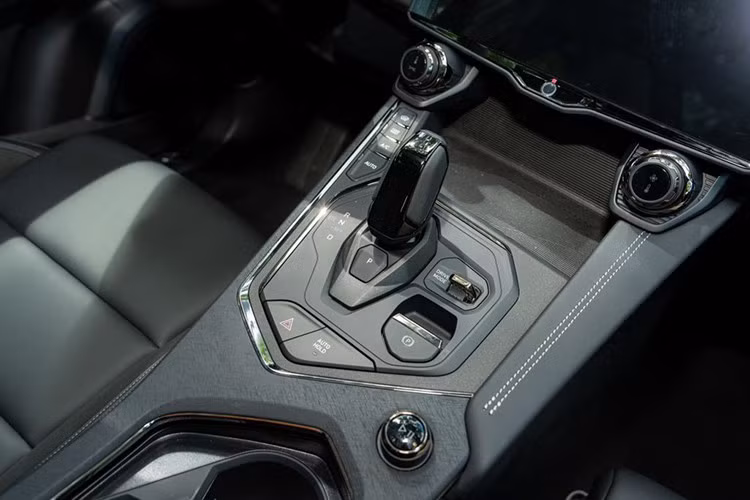 Cung cấp sức mạnh cho Lynk &amp; Co 01 Hyper vẫn là động cơ xăng tăng áp 2.0L, sản sinh công suất 215 mã lực và mô-men xoắn cực đại 325 Nm, kết hợp hộp số tự động 8 cấp và dẫn động cầu trước.