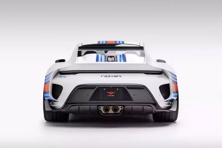 Nó không chỉ lấy cảm hứng từ chiếc Le Mans Dominator những năm 1970, mà còn được chế tạo để truyền tải linh hồn của nó. Hình dáng của RR1, từ đèn pha hoài cổ đến dáng xe rộng hơn, phản ánh kỷ nguyên vàng son của môn thể thao đua xe.