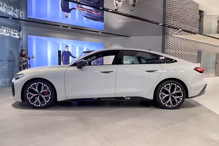 Audi A5L Sportback được phát triển dựa trên nền tảng khung gầm Premium Platform Combustion (PPC) mới của Audi. Xe sở hữu kích thước tổng thể dài x rộng x cao lần lượt 4.903 x 1.883 x 1.427 mm và chiều dài cơ sở 2.922 mm.