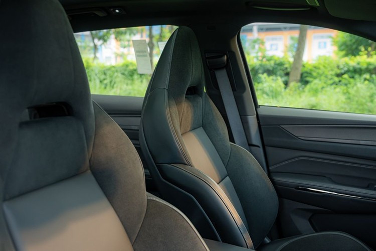 Không gian nội thất của Lynk &amp; Co 01 Hyper cũng được hãng xe Trung Quốc tuân thủ nghiêm ngặt “tiêu chuẩn 03 không” gồm không nhựa đường, không bông tái chế, không dung môi độc hại, sử dụng vật liệu thân thiện môi trường, đạt tiêu chuẩn an toàn tiếp xúc cho phụ nữ mang thai và trẻ sơ sinh.