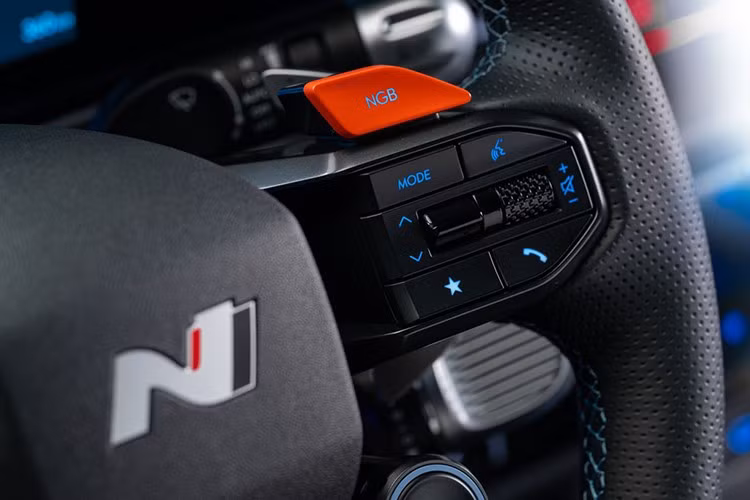 Về thiết kế, phần đầu xe của Hyundai Ioniq 6 2025 đã tinh gọn hơn với đèn pha tách đôi, dải đèn LED định vị ban ngày thanh mảnh ở trên và cản trước sơn đen bóng thay cho kiểu cũ. Cánh gió cỡ lớn trên cửa cốp sau đã biến mất, thay bằng phần đuôi dạng đuôi vịt kéo dài.