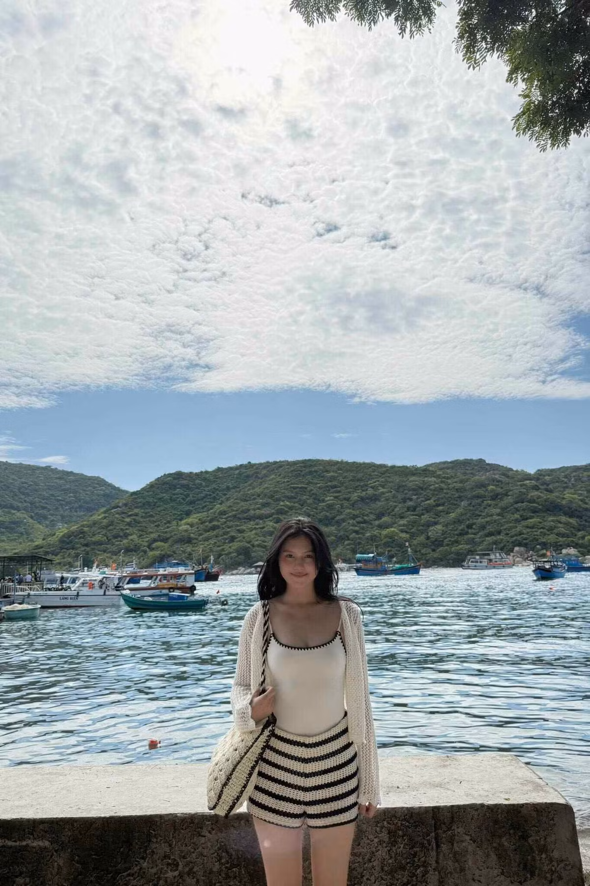 Cả hai bắt đầu hẹn hò từ năm 2018, cặp đôi cùng nhau mua xe riêng từ năm 2019 và hoàn thiện biệt thự ở quê Tuyên Quang, cùng chung cư ở Hà Nội. Đến năm 2022 Thành Chung - Tố Uyên tổ chức hôn lễ.