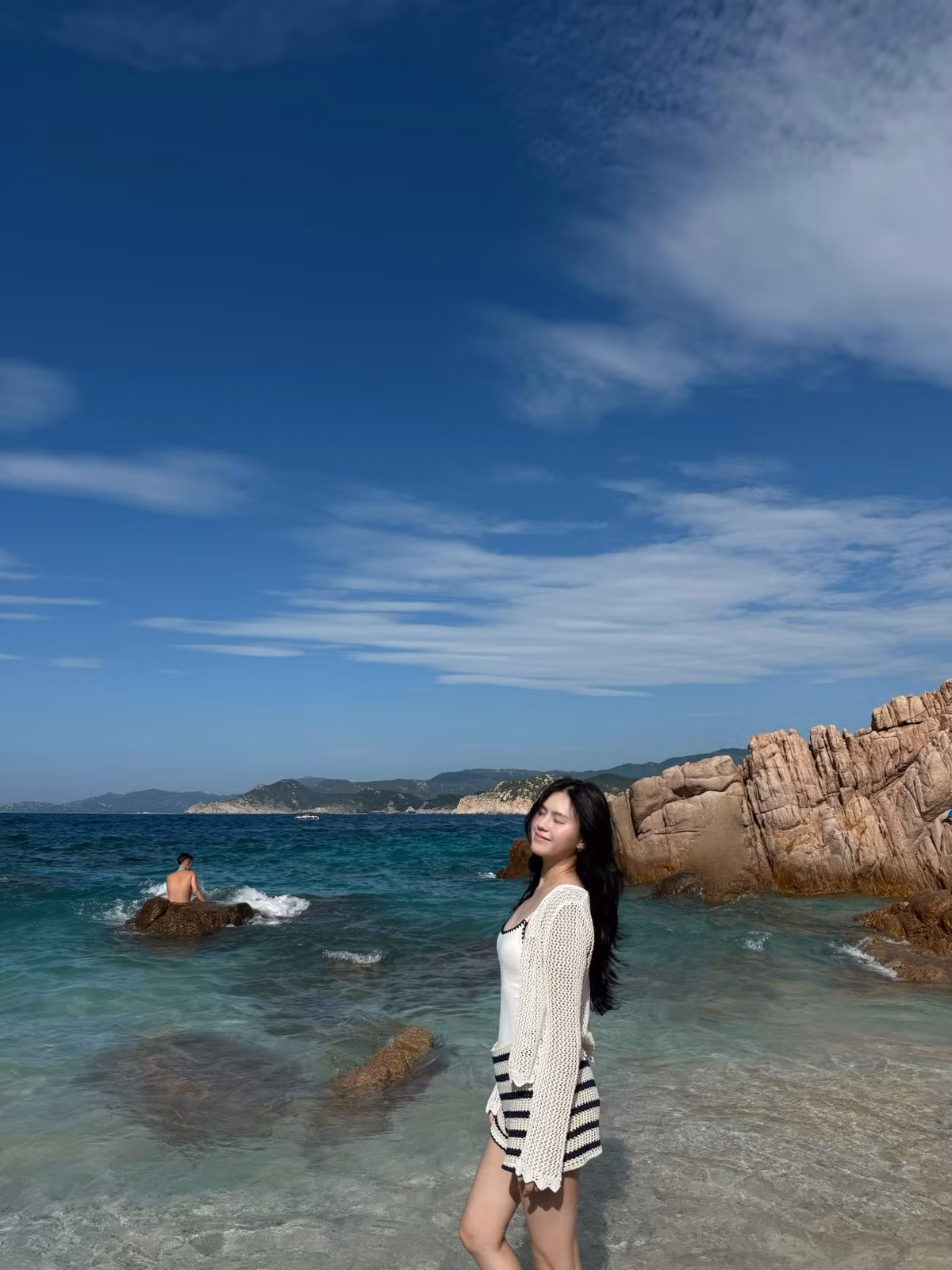 Khi vợ sinh con trai đầu lòng hồi tháng 9/2022, Thành Chung không ngần ngại hoãn hội quân để ở bên chăm sóc. Anh cũng thường xuyên dành những cử chỉ ngọt ngào cho vợ, được fan bóng đá đặt biệt danh "ông chồng quốc dân".