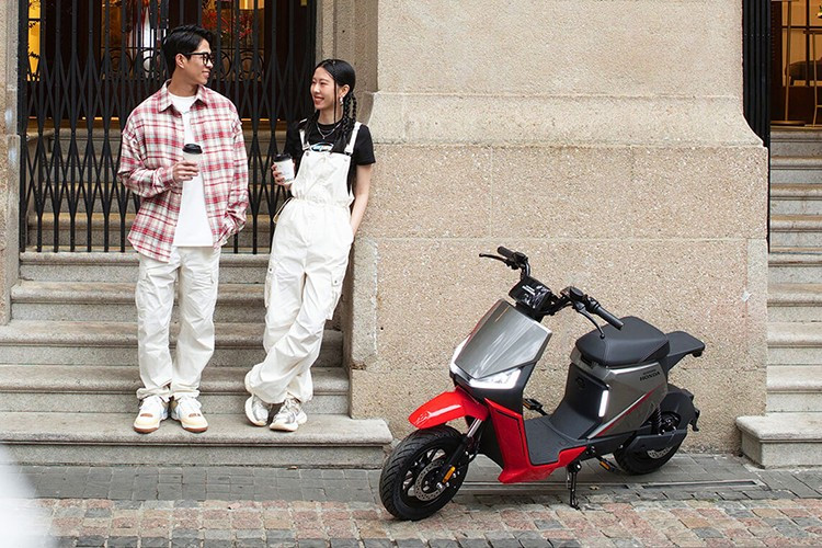 Về khả năng vận hành, Honda S09R được trang bị động cơ điện công suất 400 W, cho khả năng tăng tốc êm ái và ổn định, đặc biệt ở dải tốc độ thấp. Xe có vận tốc tối đa khoảng 25 km/h, phù hợp với điều kiện giao thông đô thị và khu dân cư.