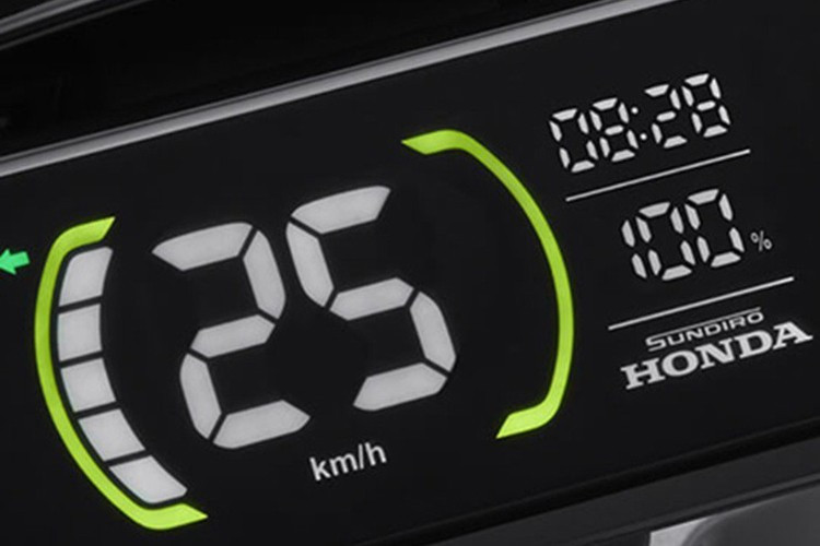 Cụm đồng hồ này cũng có thể kết nối với smartphone để đưa tới những trải nghiệm hiện đại. Hệ thống đèn LED toàn phần cải thiện khả năng chiếu sáng và tăng mức độ an toàn khi di chuyển ban đêm.