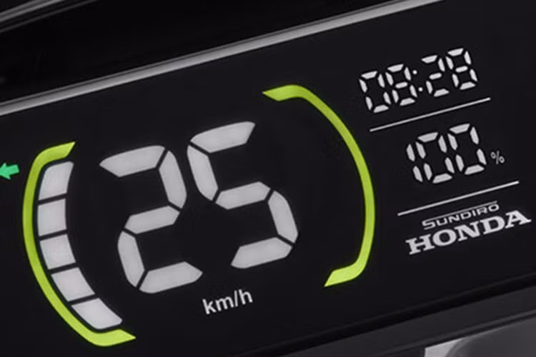 Cụm đồng hồ này cũng có thể kết nối với smartphone để đưa tới những trải nghiệm hiện đại. Hệ thống đèn LED toàn phần cải thiện khả năng chiếu sáng và tăng mức độ an toàn khi di chuyển ban đêm.