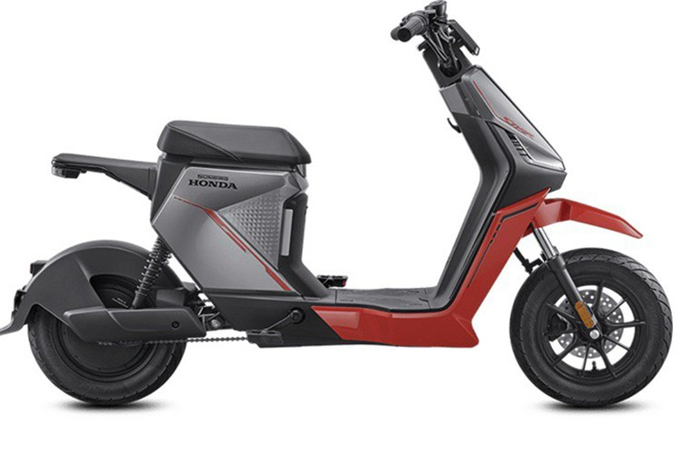 Xe sở hữu yên xe solo cùng với sàn để chân phẳng, nhờ đó cho tư thế ngồi lái thoải mái và hướng tới nhu cầu di chuyển cá nhân. Xe cũng có phần đuôi xe được thiết kế mục đích kép, người dùng cũng có thể chở một số đồ nhẹ với phần đuôi dài này.