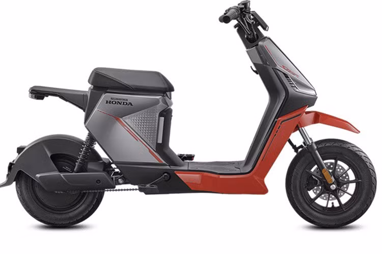 Xe sở hữu yên xe solo cùng với sàn để chân phẳng, nhờ đó cho tư thế ngồi lái thoải mái và hướng tới nhu cầu di chuyển cá nhân. Xe cũng có phần đuôi xe được thiết kế mục đích kép, người dùng cũng có thể chở một số đồ nhẹ với phần đuôi dài này.