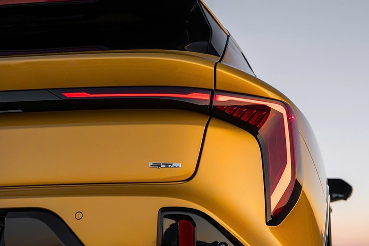 Về động cơ, hai tùy chọn được cung cấp gồm động cơ 2.0L 4 xi-lanh hút khí tự nhiên cho công suất 147 mã lực, mô-men xoắn 179 Nm, đi kèm hộp số vô cấp thông minh IVT.