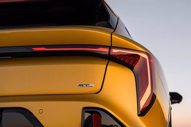 Về động cơ, hai tùy chọn được cung cấp gồm động cơ 2.0L 4 xi-lanh hút khí tự nhiên cho công suất 147 mã lực, mô-men xoắn 179 Nm, đi kèm hộp số vô cấp thông minh IVT.