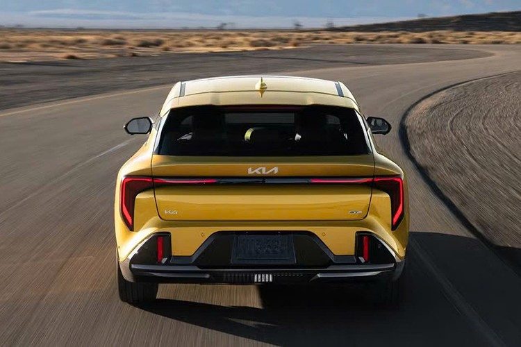 Kia K4 Hatchback 2026 có giá khởi điểm từ 24.890 USD (khoảng 649 triệu đồng) chưa bao gồm phí vận chuyển 1.195 USD và sẽ chính thức có mặt tại các đại lý Kia ở Mỹ vào đầu năm 2026. Mức giá này được đánh giá là cạnh tranh so với các đối thủ trong cùng phân khúc, đồng thời cung cấp danh sách trang bị tiêu chuẩn phong phú và nhiều tùy chọn hiệu năng cao.