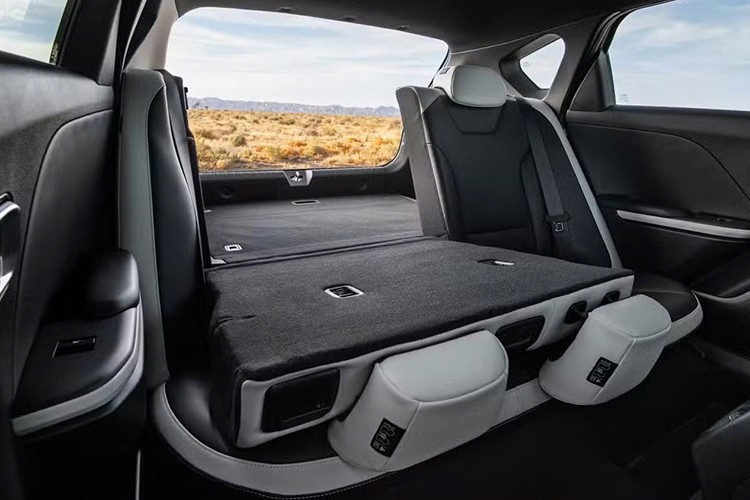 Về an toàn, K4 Hatchback 2026 được trang bị 16 tính năng hỗ trợ lái tiêu chuẩn, có thể nâng cấp lên đến 29 tính năng tùy theo phiên bản. Một số hệ thống đáng chú ý bao gồm hỗ trợ tránh va chạm điểm mù, điều khiển hành trình thông minh có hỗ trợ dừng và khởi động, cùng loạt công nghệ hỗ trợ người lái tương tự bản sedan.