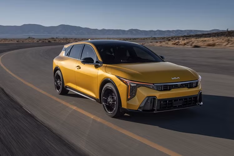 Kia America đã chính thức công bố giá bán cho mẫu K4 Hatchback 2026 hoàn toàn mới, mở rộng dòng sản phẩm K4 với biến thể hatchback thể thao, đa dụng hơn so với bản sedan. Xe được phân phối với ba phiên bản: EX, GT-Line và GT-Line Turbo, tất cả đều sử dụng hệ dẫn động cầu trước.