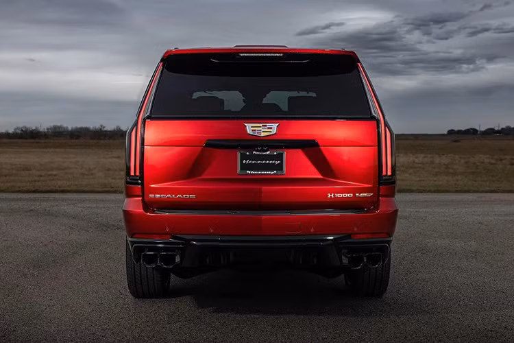Và bên cạnh việc tăng công suất, gói nâng cấp của Hennessey dành cho Cadillac Escalade-V 2026 còn bao gồm huy hiệu đặc biệt 'H1000' và 'Hennessey' ở bên ngoài, cũng như một tấm bảng đánh số seri dưới nắp ca-pô.