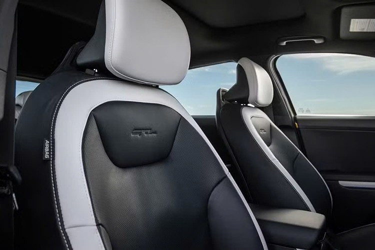 Một số trang bị cao cấp có thể tùy chọn gồm vô lăng sưởi, hệ thống âm thanh Harman Kardon, chìa khóa số Digital Key 2.0, cập nhật phần mềm qua mạng OTA, khả năng cá nhân hóa giao diện, điều khiển bằng giọng nói "Hey Kia" và nhiều tiện ích số khác từ kho ứng dụng Kia Connect Store.