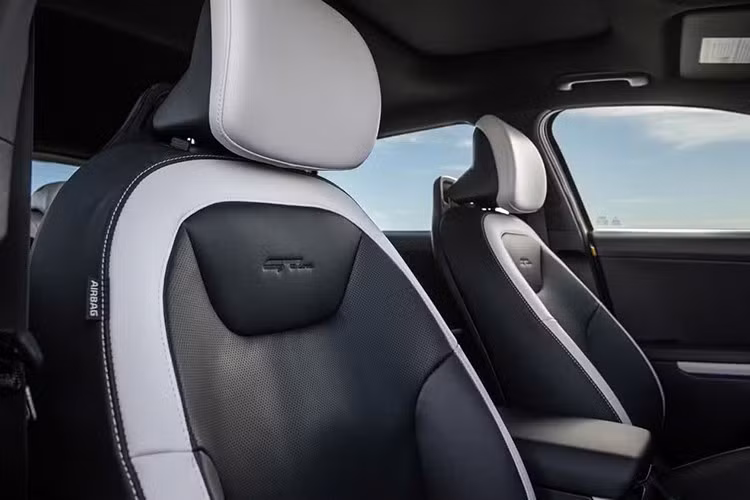 Một số trang bị cao cấp có thể tùy chọn gồm vô lăng sưởi, hệ thống âm thanh Harman Kardon, chìa khóa số Digital Key 2.0, cập nhật phần mềm qua mạng OTA, khả năng cá nhân hóa giao diện, điều khiển bằng giọng nói "Hey Kia" và nhiều tiện ích số khác từ kho ứng dụng Kia Connect Store.