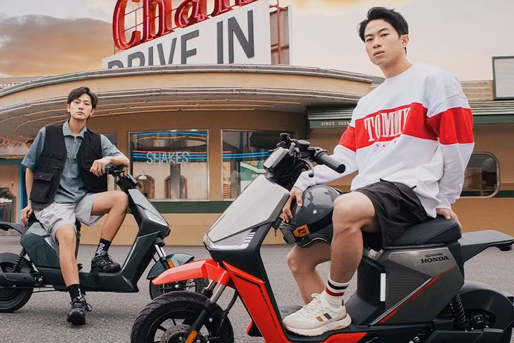 Đi theo xu hướng "điện hóa" phương tiện giao thông, Honda đã ra mắt nhiều dòng xe máy điện khác nhau để đáp ứng các thị trường khác nhau. Tại Trung Quốc, liên doanh Honda Sundiro đã giới thiệu mẫu xe máy điện mang tên S09R 2025.