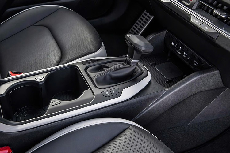 Nội thất của K4 Hatchback 2026 mang đậm chất công nghệ với cụm màn hình kép và hệ thống thông tin giải trí ccNC mới nhất của Kia. Các tính năng tiêu chuẩn bao gồm kết nối Apple CarPlay và Android Auto không dây, sạc điện thoại không dây, ghế ngồi bọc da nhân tạo SynTex, ghế trước có chức năng sưởi.