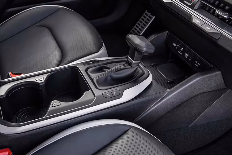 Nội thất của K4 Hatchback 2026 mang đậm chất công nghệ với cụm màn hình kép và hệ thống thông tin giải trí ccNC mới nhất của Kia. Các tính năng tiêu chuẩn bao gồm kết nối Apple CarPlay và Android Auto không dây, sạc điện thoại không dây, ghế ngồi bọc da nhân tạo SynTex, ghế trước có chức năng sưởi.