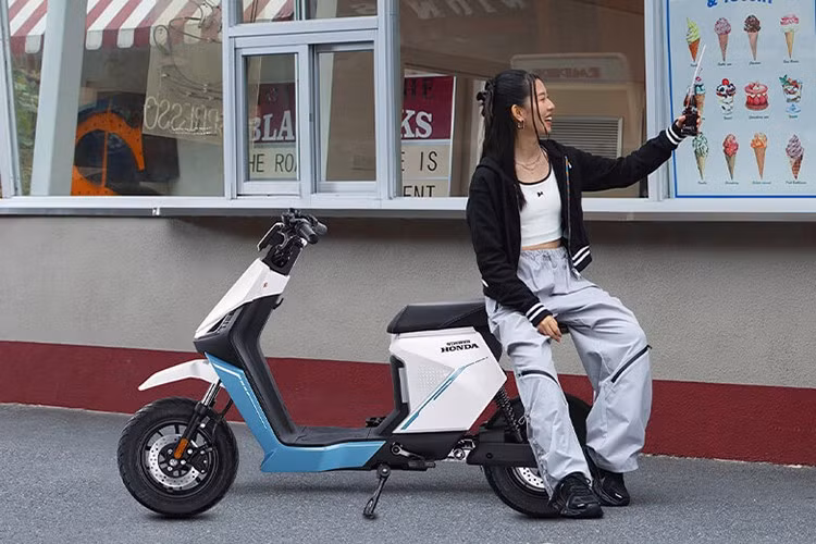 Hướng tới nhu cầu di chuyển hàng ngày trên đường phố, xe máy điện Honda S09R sở hữu thiết kế gọn nhẹ với kích thước tổng thể chỉ 1714 x 698 x 1031 mm, chiều cao yên 716mm và trọng lượng khoảng 53 kg giúp phù hợp với thể trạng của nhiều người dùng.