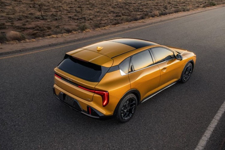 Về thiết kế, K4 Hatchback sở hữu kiểu dáng thể thao hơn bản sedan nhờ phần mui xe thiết kế kiểu mái nổi độc đáo, ngoại hình gọn gàng nhưng sắc sảo. Thiết kế hatchback cũng giúp mở rộng đáng kể không gian chứa đồ phía sau, phù hợp với người dùng có lối sống năng động.