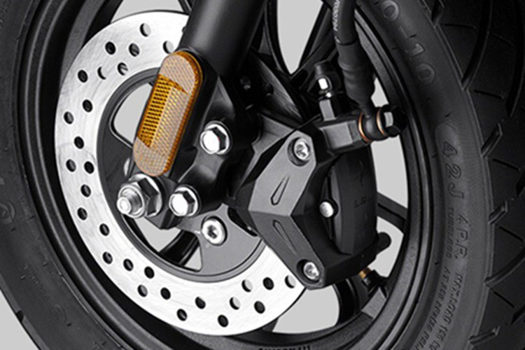 Hệ thống phanh đĩa mang lại khả năng kiểm soát tốt và cảm giác phanh rõ ràng trong điều kiện di chuyển hàng ngày. Khoảng sáng gầm xe ở mức 148 mm giúp xe dễ dàng vượt qua các đoạn đường mấp mô hoặc ngập nhẹ.